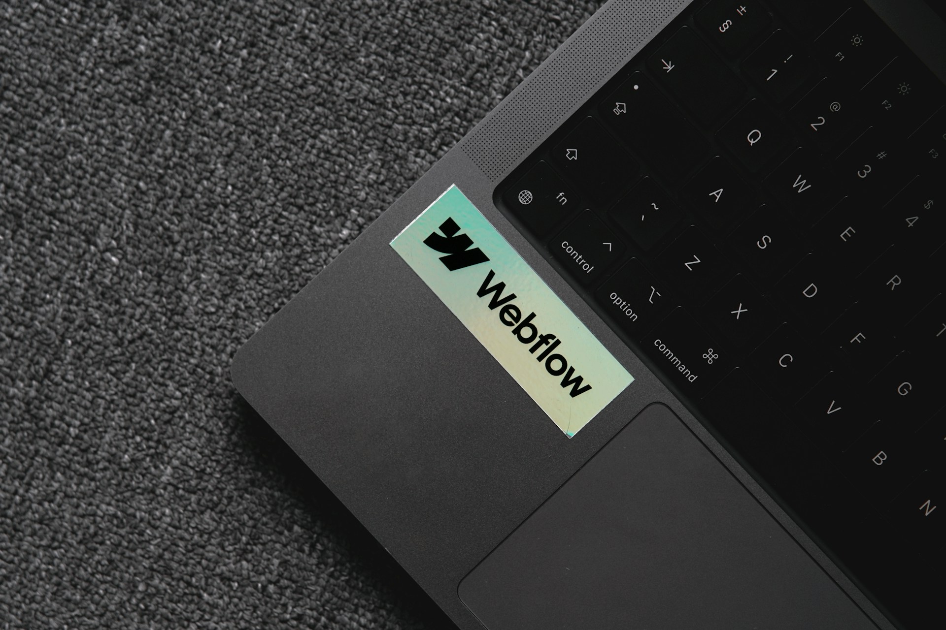 Webflow Sticker auf Laptop - Moderne Webentwicklung und Design-Plattform